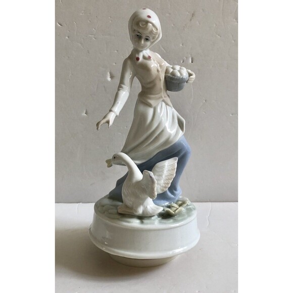 MUSICAL BOX, PORCELAIN FIGURINE LADY WITH HANDKERCHIEF AND GOOSE 9.25" Tall - Picture 3 of 6